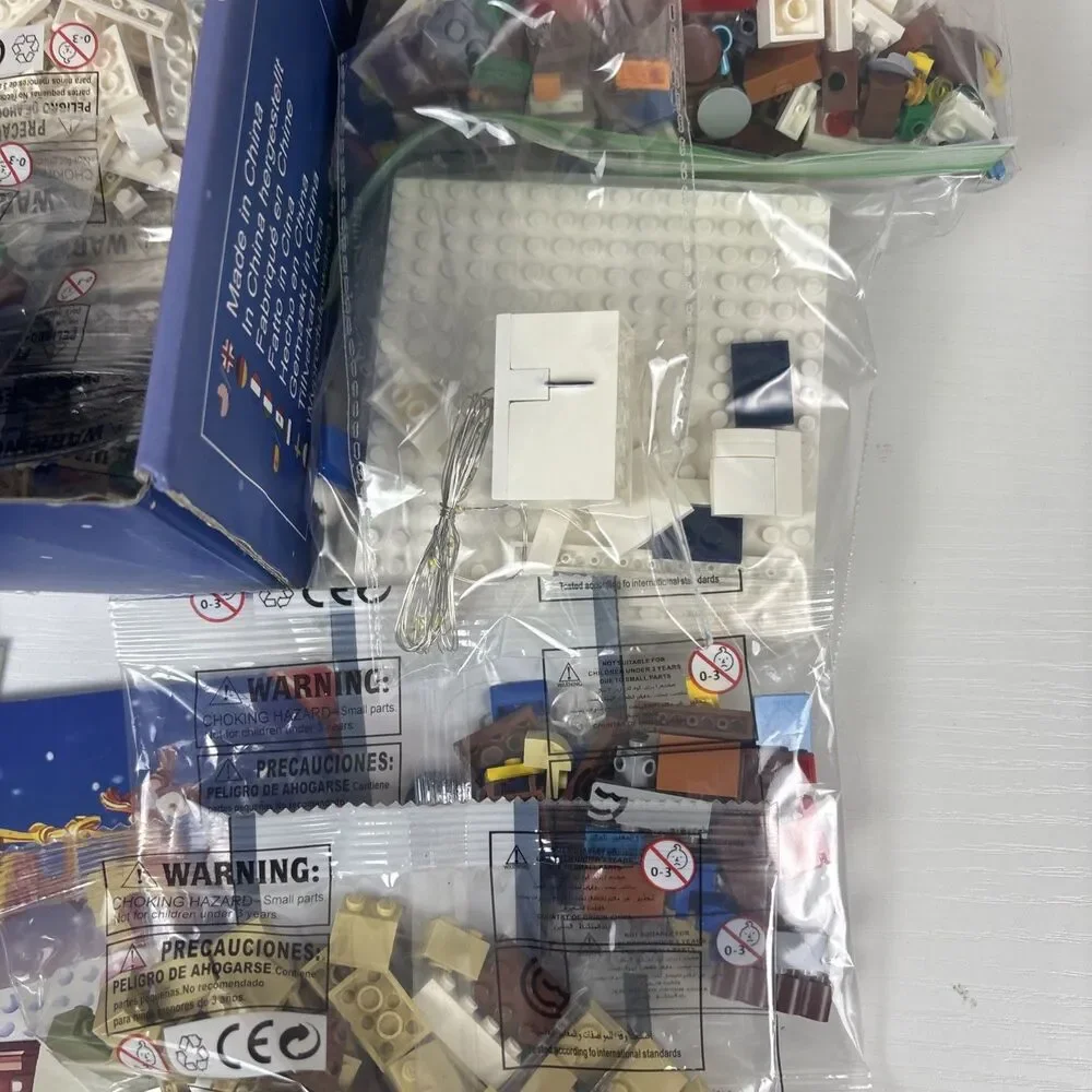 Insoon Snowscape Christmas House Building Bricks 1834 pcs Open Box MOSTLY SEALED